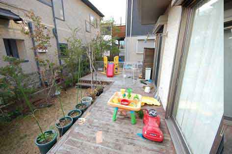 所々穴が空いたり腐ったりしている～神奈川県藤沢市Ｔ様事例　芝生の庭を後悔、芝生をやめたい。生の庭が雑草だらけで後悔！ウッドデッキでアウトドアリビング庭工事リフォーム
