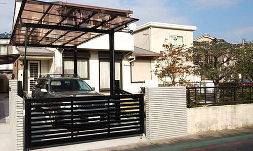 雨に濡れないカーポート・おしゃれな雑草対策施工事例／おしゃれな外構のつくり方｜家の印象が変わる基本とコツ～おしゃれ,外構,エクステリア,リフォーム,庭改修,庭工事,一軒家,戸建て,デザイン,レイアウト,スタイリッシュ,上品,オープン外構,クローズ外構,駐車場,目隠し,アプローチ,目隠し,門まわり,フェンス