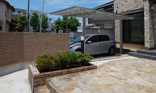 広くおしゃれに、駐車場・外構・雑草対策施工事例／おしゃれな外構のつくり方｜家の印象が変わる基本とコツ～おしゃれ,外構,エクステリア,リフォーム,庭改修,庭工事,一軒家,戸建て,デザイン,レイアウト,スタイリッシュ,上品,オープン外構,クローズ外構,駐車場,目隠し,アプローチ,目隠し,門まわり,フェンス