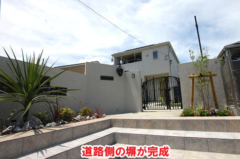 道路側の塀が完成～おしゃれな庭,おしゃれな外構,犬の庭.ドッグラン,放し飼い,庭デザイン,リゾート風,ホテルライク,玄関アプローチ,コンクリート,芝生,天然芝生,雑草対策