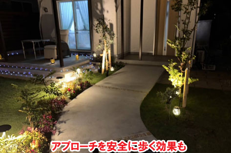アプローチを安全に歩く効果も～おしゃれな庭,おしゃれな外構,犬の庭.ドッグラン,放し飼い,庭デザイン,リゾート風,ホテルライク,玄関アプローチ,コンクリート,芝生,天然芝生,雑草対策