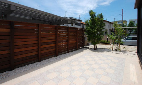 おしゃれなタイル張り雑草対策リフォーム～神奈川県厚木市K様邸／おしゃれな庭リフォーム 一軒家の庭,戸建ての庭をおしゃれにするこつ,デザイン～おしゃれな庭,一軒家の庭,戸建ての庭,洗練された庭,センスが良い庭,上品な庭,落ち着いた庭,高級感のある庭,品格がある庭,かっこいい庭,広い庭,雑草対策,リフォーム,デザイン,レイアウト