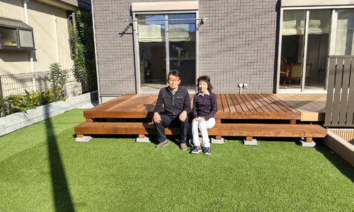 おしゃれな人工芝生/天然芝生＋ウッドデッキ雑草対策リフォーム～神奈川県厚木市K様邸／おしゃれな庭リフォーム 一軒家の庭,戸建ての庭をおしゃれにするこつ,デザイン～おしゃれな庭,一軒家の庭,戸建ての庭,洗練された庭,センスが良い庭,上品な庭,落ち着いた庭,高級感のある庭,品格がある庭,かっこいい庭,広い庭,雑草対策,リフォーム,デザイン,レイアウト