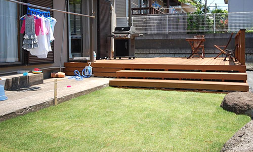 おしゃれな人工芝生/天然芝生＋ウッドデッキ雑草対策リフォーム～神奈川県茅ヶ崎市T様邸／おしゃれな庭リフォーム 一軒家の庭,戸建ての庭をおしゃれにするこつ,デザイン～おしゃれな庭,一軒家の庭,戸建ての庭,洗練された庭,センスが良い庭,上品な庭,落ち着いた庭,高級感のある庭,品格がある庭,かっこいい庭,広い庭,雑草対策,リフォーム,デザイン,レイアウト