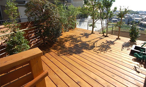 おしゃれなウッドデッキ（ウッドテラス）雑草対策リフォーム～神奈川県横浜市S様邸／おしゃれな庭リフォーム 一軒家の庭,戸建ての庭をおしゃれにするこつ,デザイン～おしゃれな庭,一軒家の庭,戸建ての庭,洗練された庭,センスが良い庭,上品な庭,落ち着いた庭,高級感のある庭,品格がある庭,かっこいい庭,広い庭,雑草対策,リフォーム,デザイン,レイアウト