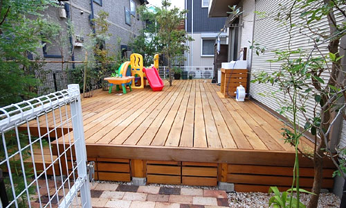 おしゃれなウッドデッキ（ウッドテラス）雑草対策リフォーム～神奈川県藤沢市T様邸／おしゃれな庭リフォーム 一軒家の庭,戸建ての庭をおしゃれにするこつ,デザイン～おしゃれな庭,一軒家の庭,戸建ての庭,洗練された庭,センスが良い庭,上品な庭,落ち着いた庭,高級感のある庭,品格がある庭,かっこいい庭,広い庭,雑草対策,リフォーム,デザイン,レイアウト