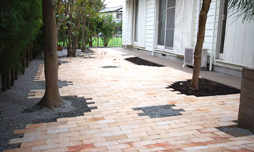 おしゃれなレンガ張り雑草対策リフォーム～神奈川県厚木市K様邸／おしゃれな庭リフォーム 一軒家の庭,戸建ての庭をおしゃれにするこつ,デザイン～おしゃれな庭,一軒家の庭,戸建ての庭,洗練された庭,センスが良い庭,上品な庭,落ち着いた庭,高級感のある庭,品格がある庭,かっこいい庭,広い庭,雑草対策,リフォーム,デザイン,レイアウト