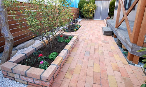 おしゃれなレンガ張り雑草対策リフォーム～神奈川県茅ヶ崎市T様邸／おしゃれな庭リフォーム 一軒家の庭,戸建ての庭をおしゃれにするこつ,デザイン～おしゃれな庭,一軒家の庭,戸建ての庭,洗練された庭,センスが良い庭,上品な庭,落ち着いた庭,高級感のある庭,品格がある庭,かっこいい庭,広い庭,雑草対策,リフォーム,デザイン,レイアウト