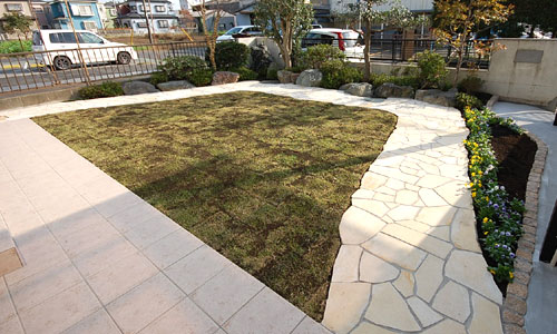 おしゃれな石張り雑草対策リフォーム～神奈川県厚木市K様邸／おしゃれな庭リフォーム 一軒家の庭,戸建ての庭をおしゃれにするこつ,デザイン～おしゃれな庭,一軒家の庭,戸建ての庭,洗練された庭,センスが良い庭,上品な庭,落ち着いた庭,高級感のある庭,品格がある庭,かっこいい庭,広い庭,雑草対策,リフォーム,デザイン,レイアウト