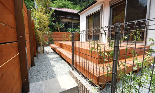 おしゃれなウッドデッキ雑草対策リフォーム～神奈川県厚木市K様邸／おしゃれな庭リフォーム 一軒家の庭,戸建ての庭をおしゃれにするこつ,デザイン～おしゃれな庭,一軒家の庭,戸建ての庭,洗練された庭,センスが良い庭,上品な庭,落ち着いた庭,高級感のある庭,品格がある庭,かっこいい庭,広い庭,雑草対策,リフォーム,デザイン,レイアウト