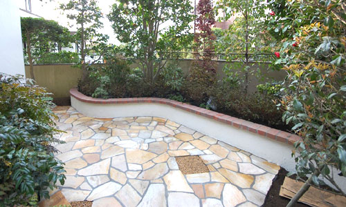 おしゃれな洋風石張り雑草対策リフォーム～神奈川県茅ヶ崎市T様邸／おしゃれな庭リフォーム 一軒家の庭,戸建ての庭をおしゃれにするこつ,デザイン～おしゃれな庭,一軒家の庭,戸建ての庭,洗練された庭,センスが良い庭,上品な庭,落ち着いた庭,高級感のある庭,品格がある庭,かっこいい庭,広い庭,雑草対策,リフォーム,デザイン,レイアウト