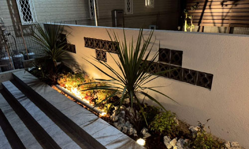 おしゃれな照明の庭雑草対策リフォーム～神奈川県茅ヶ崎市T様邸／おしゃれな庭リフォーム 一軒家の庭,戸建ての庭をおしゃれにするこつ,デザイン～おしゃれな庭,一軒家の庭,戸建ての庭,洗練された庭,センスが良い庭,上品な庭,落ち着いた庭,高級感のある庭,品格がある庭,かっこいい庭,広い庭,雑草対策,リフォーム,デザイン,レイアウト