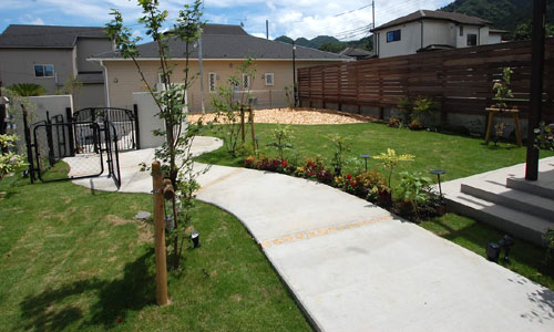 ホテルライク：スタイリッシュで高級感ある庭～おしゃれな照明の庭雑草対策リフォーム～神奈川県茅ヶ崎市T様邸／おしゃれな庭リフォーム 一軒家の庭,戸建ての庭をおしゃれにするこつ,デザイン～おしゃれな庭,一軒家の庭,戸建ての庭,洗練された庭,センスが良い庭,上品な庭,落ち着いた庭,高級感のある庭,品格がある庭,かっこいい庭,広い庭,雑草対策,リフォーム,デザイン,レイアウト