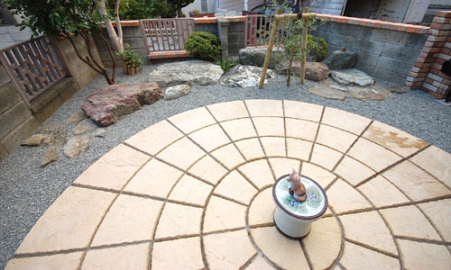 北欧テイスト雑草対策リフォーム～神奈川県茅ヶ崎市T様邸／おしゃれな庭リフォーム 一軒家の庭,戸建ての庭をおしゃれにするこつ,デザイン～おしゃれな庭,一軒家の庭,戸建ての庭,洗練された庭,センスが良い庭,上品な庭,落ち着いた庭,高級感のある庭,品格がある庭,かっこいい庭,広い庭,雑草対策,リフォーム,デザイン,レイアウト