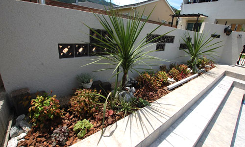 リゾートテイスト雑草対策リフォーム～神奈川県厚木市K様邸／おしゃれな庭リフォーム 一軒家の庭,戸建ての庭をおしゃれにするこつ,デザイン～おしゃれな庭,一軒家の庭,戸建ての庭,洗練された庭,センスが良い庭,上品な庭,落ち着いた庭,高級感のある庭,品格がある庭,かっこいい庭,広い庭,雑草対策,リフォーム,デザイン,レイアウト