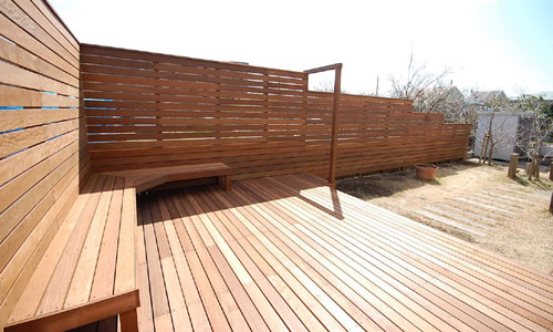 圧迫感のないおしゃれな背の高いフェンス施工事例／おしゃれな庭リフォーム 一軒家の庭,戸建ての庭をおしゃれにするこつ,デザイン～おしゃれな庭,一軒家の庭,戸建ての庭,洗練された庭,センスが良い庭,上品な庭,落ち着いた庭,高級感のある庭,品格がある庭,かっこいい庭,広い庭,雑草対策,リフォーム,デザイン,レイアウト