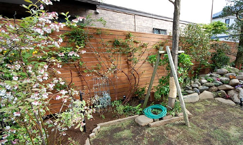 圧迫感のないおしゃれな背の高いフェンス施工事例／おしゃれな庭リフォーム 一軒家の庭,戸建ての庭をおしゃれにするこつ,デザイン～おしゃれな庭,一軒家の庭,戸建ての庭,洗練された庭,センスが良い庭,上品な庭,落ち着いた庭,高級感のある庭,品格がある庭,かっこいい庭,広い庭,雑草対策,リフォーム,デザイン,レイアウト