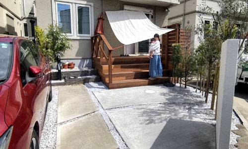 コンクリート+木+緑の組み合わせおしゃれな外構リフォーム施工事例／おしゃれな外構のつくり方｜家の印象が変わる基本とコツ～おしゃれ,外構,エクステリア,リフォーム,庭改修,庭工事,一軒家,戸建て,デザイン,レイアウト,スタイリッシュ,上品,オープン外構,クローズ外構,駐車場,目隠し,アプローチ,目隠し,門まわり,フェンス