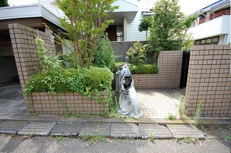 横浜市にお住まいのＴ様のお庭　神奈川県 横浜市 雑草対策 レンガ張り 造園、おしゃれな広いお庭 レイアウト